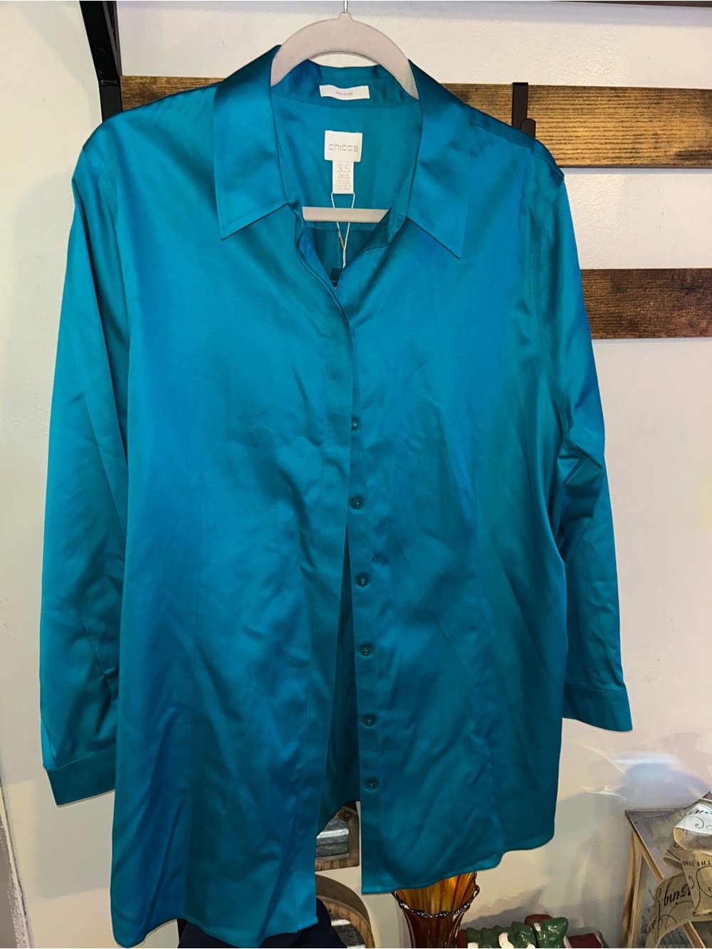 New with tags
Retail $99.00
Very nice woman's Chico's shirt top, size 3.5
No ir